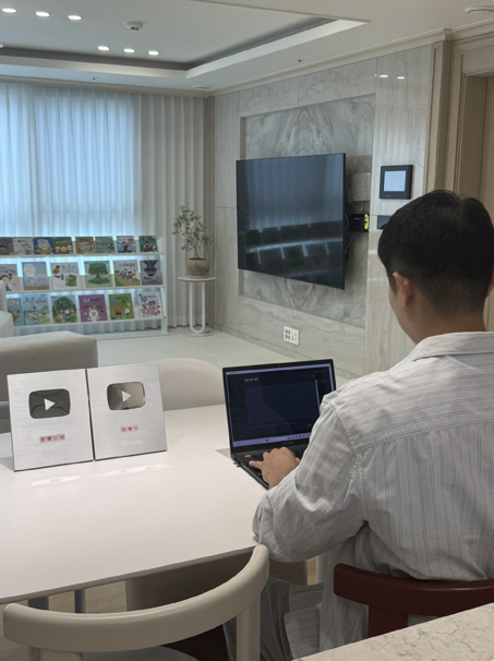 유알남 쇼핑쇼츠 스튜디오를 직접 개발하고 있는 모습